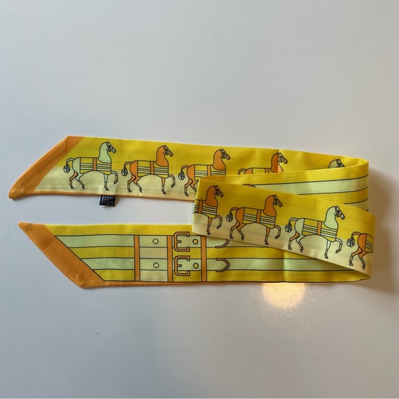 New neck tie scarf. Beautiful color. Perfect finishing touch to your outfit. - Picture 5 of 6